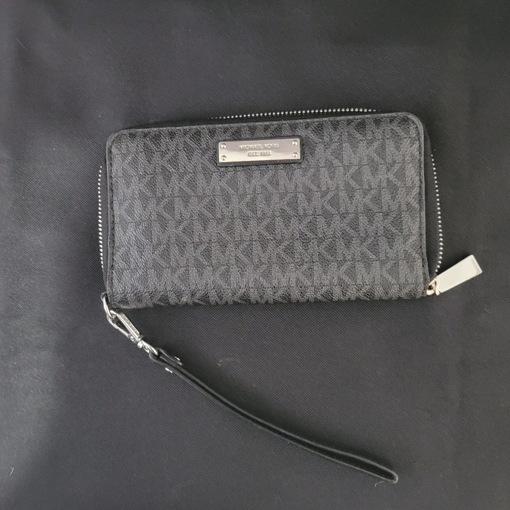 Michael Kors Jet Set Travel Large Travel CONTINENTAL Wallet-Wristlet